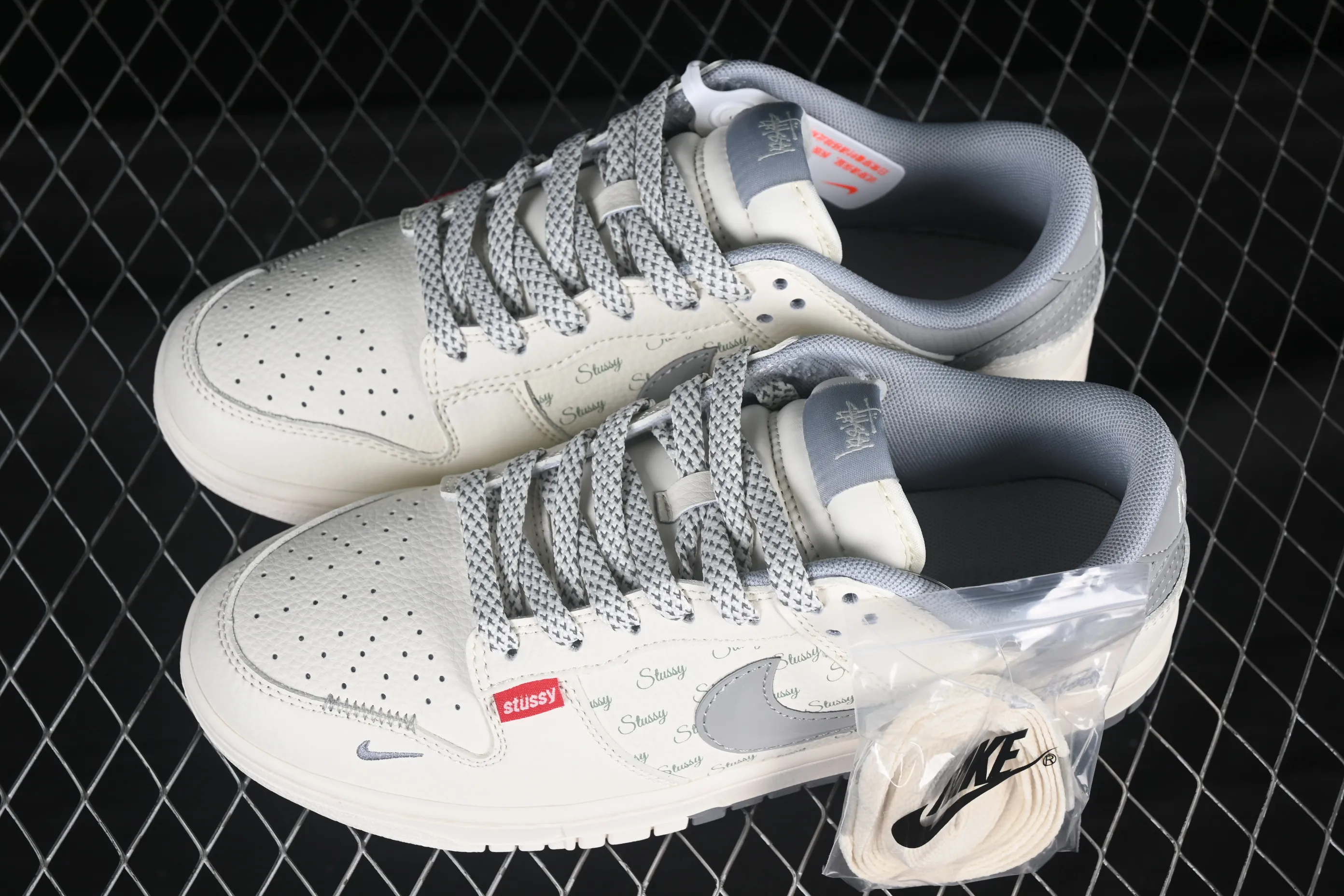 All categories Nk SB Dunk Series Nk SB Dunk Low High-end customized low-top sneakers Nike SB Dunk Low Stusi co-branded three-dimensional gray hook Anniversary high-end customized low-top casual sneakers XS6089-540